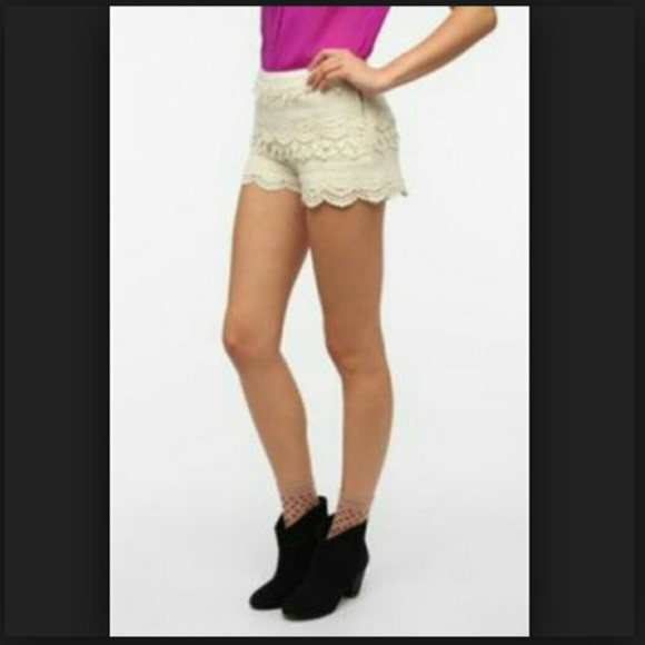 Urban Outfitters Pins & Needles Crochet Lace Ivory Tap Shorts Size 4 - Picture 4 of 8